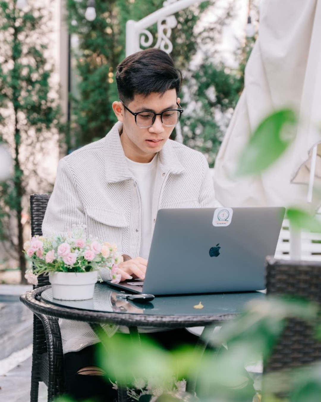 Âu Văn Chiều làm việc với laptop