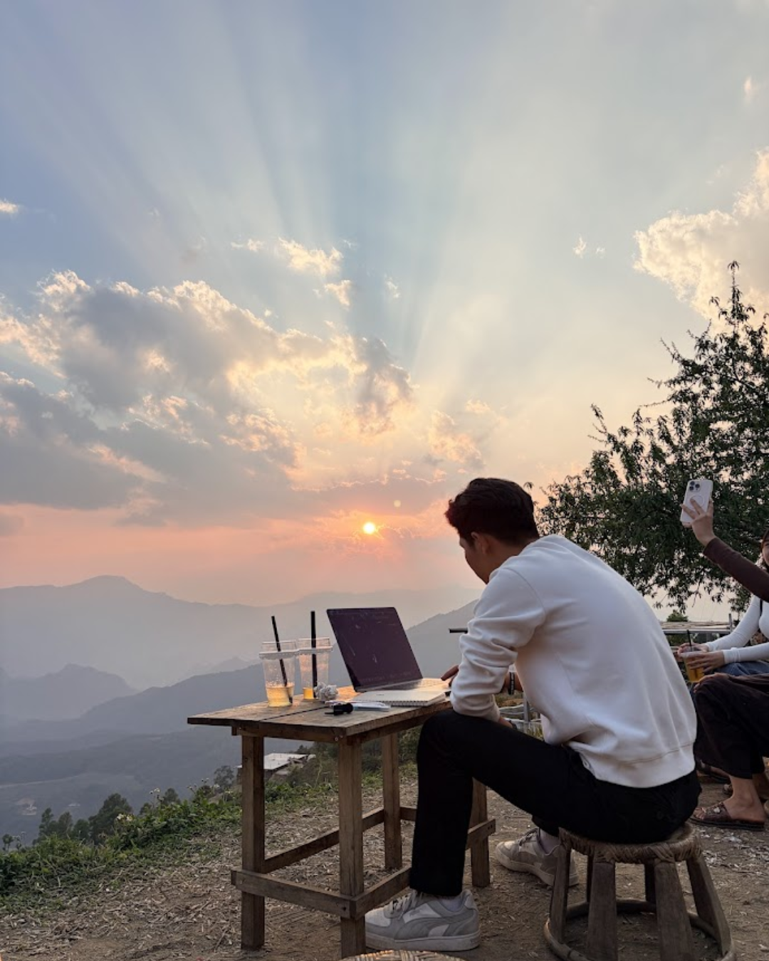 Âu Văn Chiều làm việc trong chuyến đi